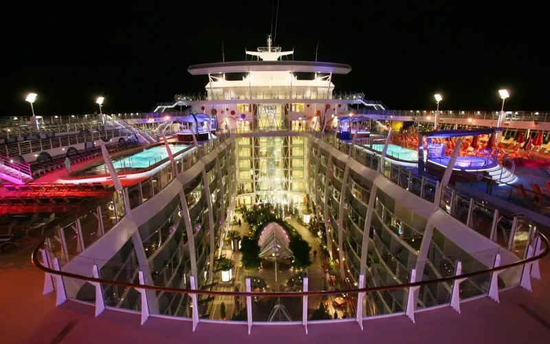 Ночной вид с открытой палубы  Лайнера Allure of the Seas