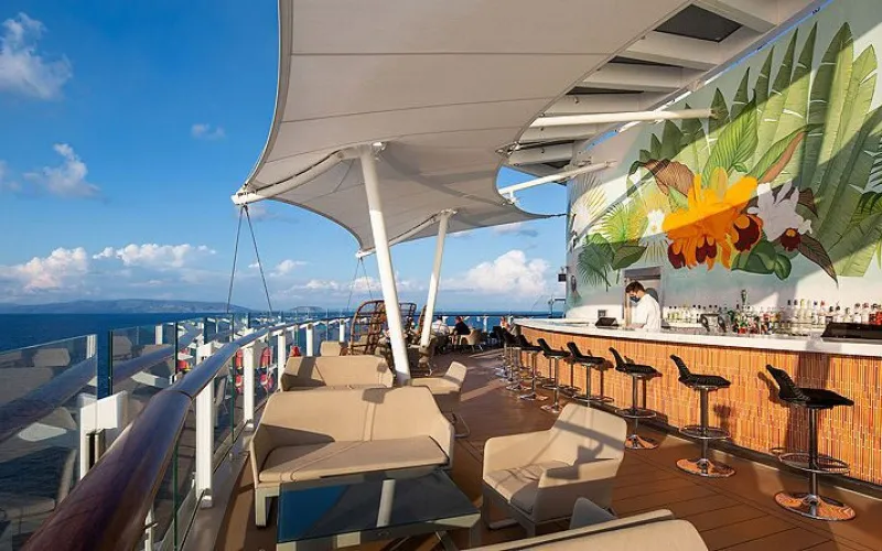 Бар на солнечной палубе Лайнера Celebrity Edge