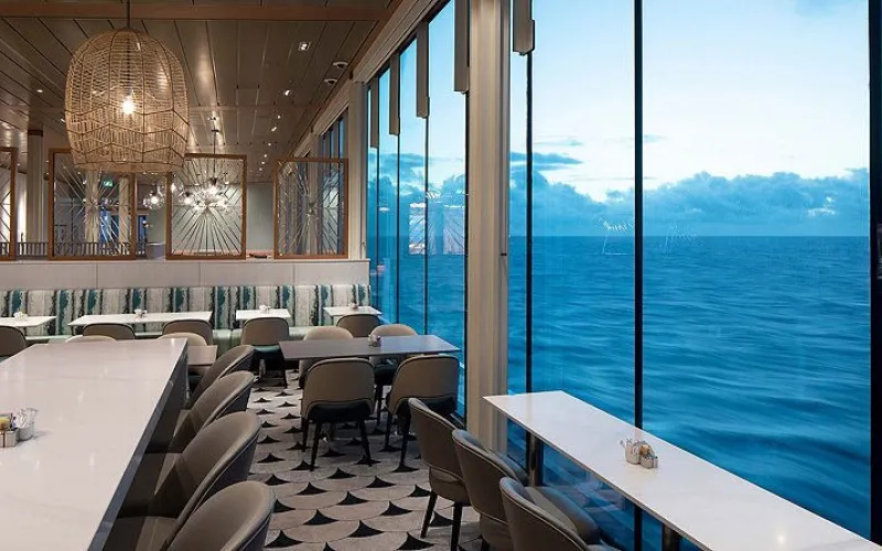 Кафе с видом на океан Лайнера Celebrity Edge