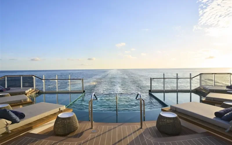 Astern Pool & Bar Лайнера Explora I