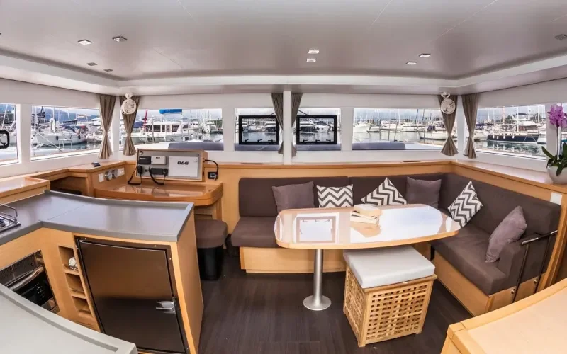 Обеденная зона Лайнера LAGOON 450