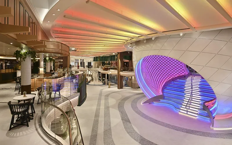 Пешеходная зона Royal Promenade Лайнера Legend of the Seas