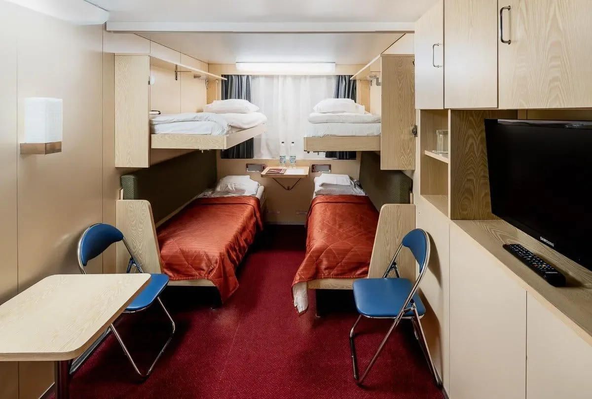Четырёхместная 2-ярусная каюта Теплохода Леонид Соболев