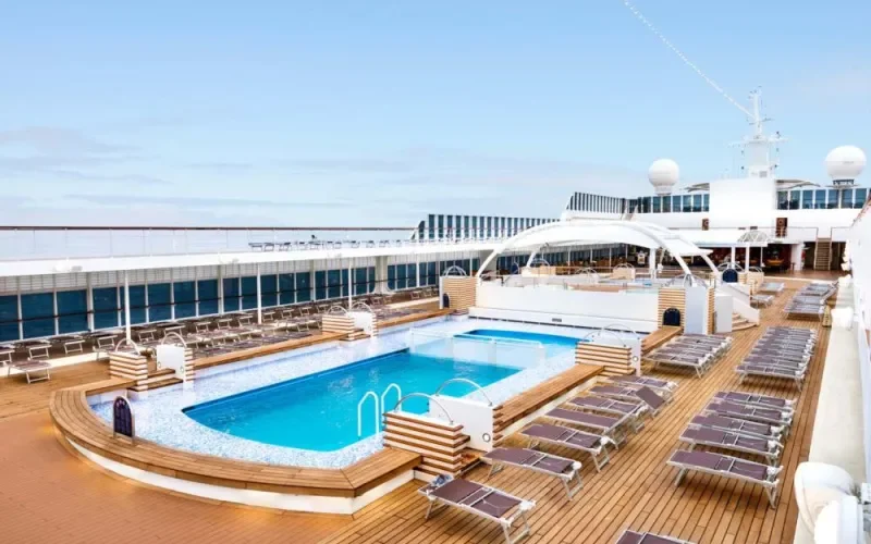 Бассейн на открытой палубе Лайнера MSC Armonia