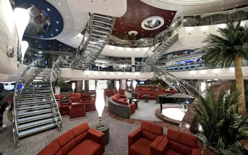 Центральный холл c лестницами Swarovski Лайнера MSC Divina