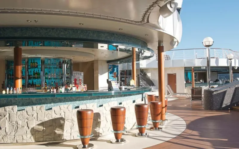 Бар на открытой палубе Лайнера MSC Divina