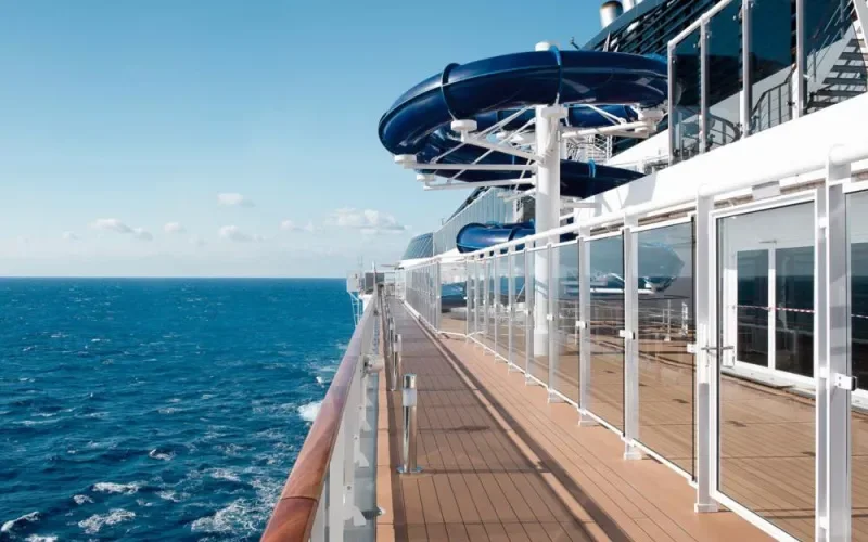 Открытая палуба для прогулок Лайнера MSC Divina