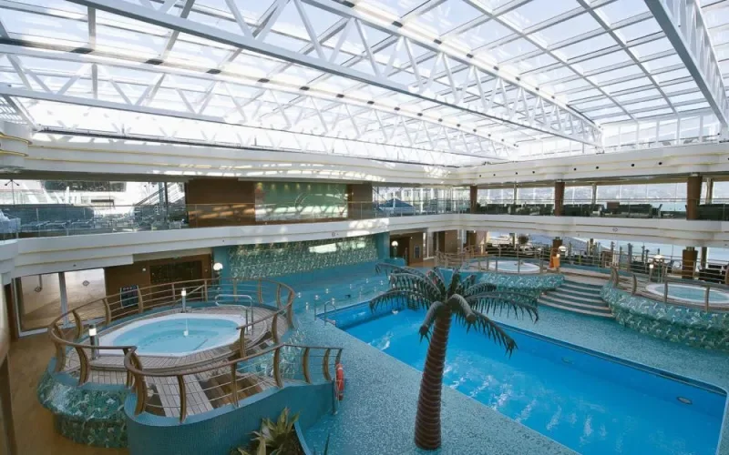 Бассейн и джакузи под раздвижной крышей Лайнера MSC Divina