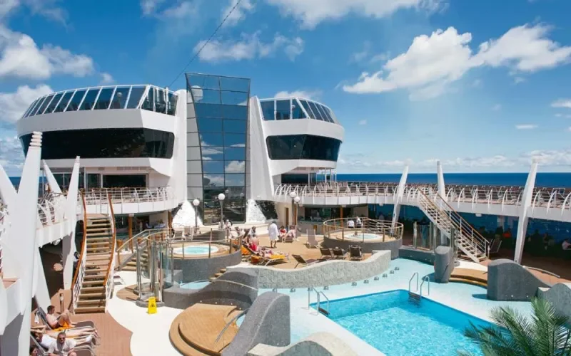 Бассейн и джакузи на открытой палубе Лайнера MSC Divina
