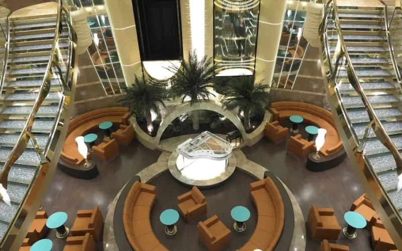 Центральный холл с лестницами Swarovski Лайнера MSC Fantasia