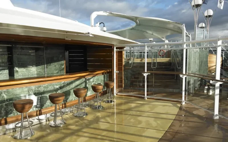 Бар на солнечной палубе Лайнера MSC Fantasia