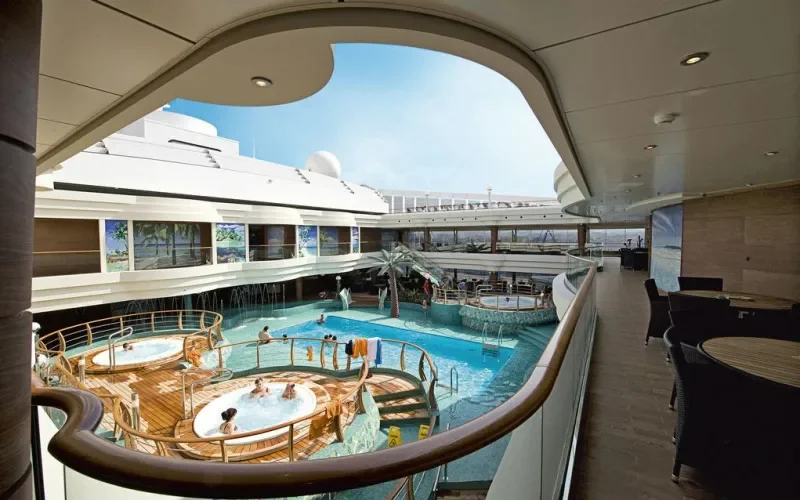 Бассейн и джакузи на солнечной палубе Лайнера MSC Fantasia