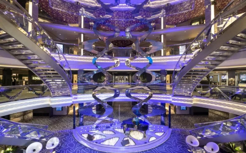 Центральный холл с лестницами Swarovski Лайнера MSC Grandiosa