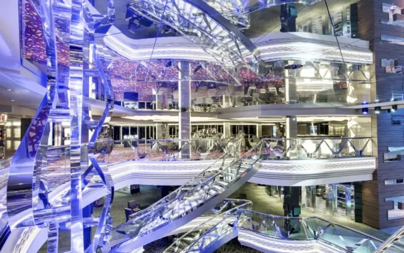 Центральный холл с лестницами Swarovski Лайнера MSC Grandiosa
