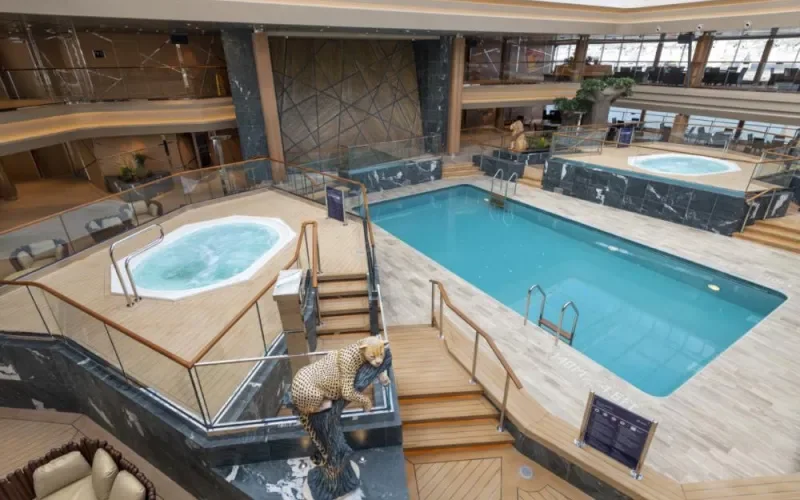 Бассейны и джакузи под раздвижной крышей Лайнера MSC Grandiosa