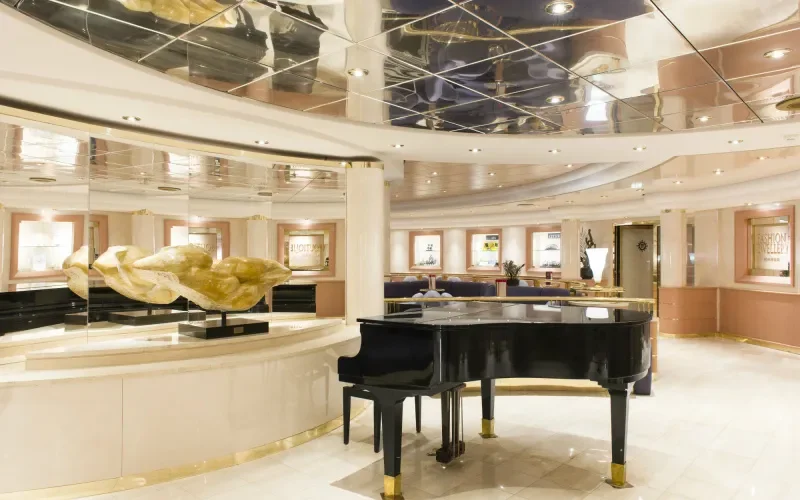 Бар The Beverly Hills Лайнера MSC Lirica