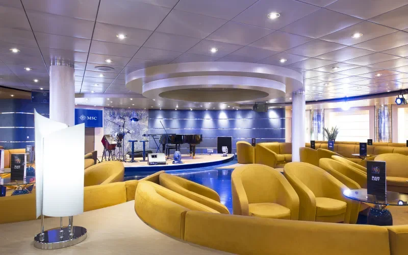 Бар Le Cabaret Лайнера MSC Lirica