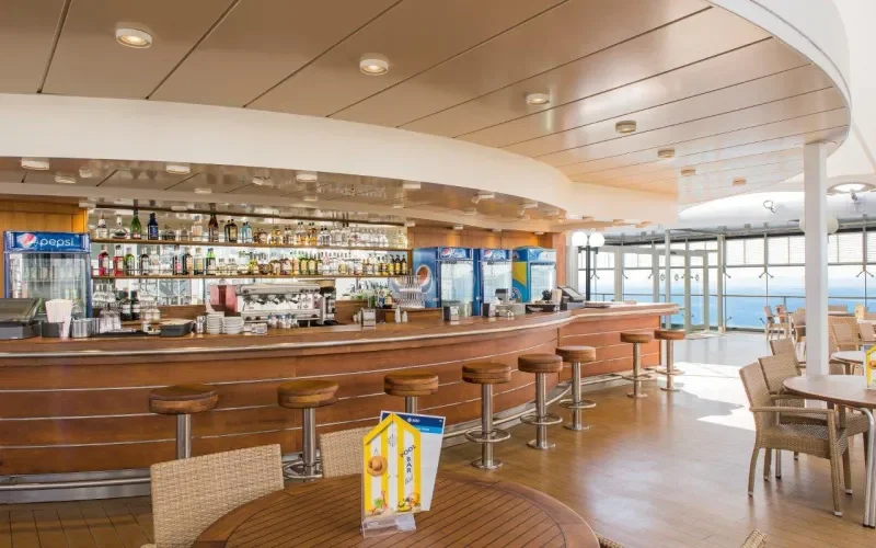 Кафе на открытой палубе Лайнера MSC Lirica