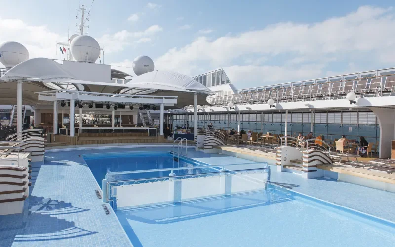Бассейны на открытой палубе Лайнера MSC Lirica