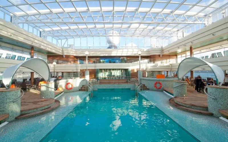 Бассейн под раздвижной крышей Лайнера MSC Magnifica
