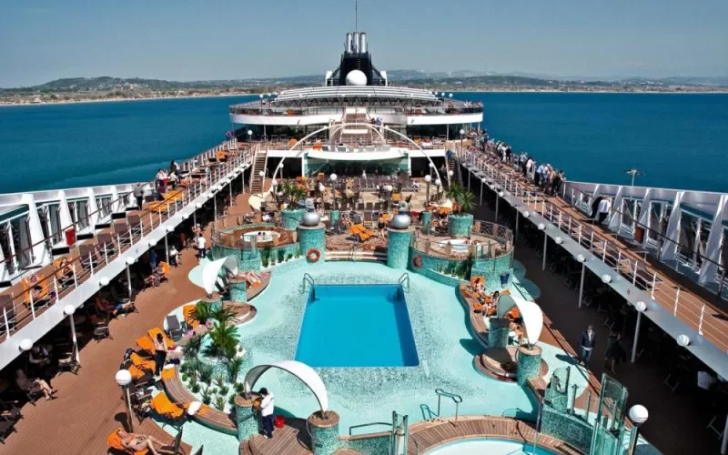 Бассейн на открытой палубе Лайнера MSC Magnifica