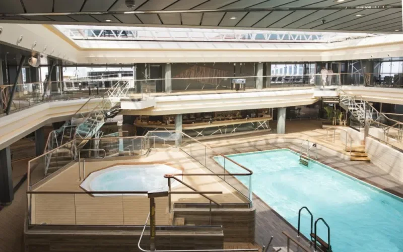 Бассейн и джакузи под раздвижной крышей Лайнера MSC Meraviglia