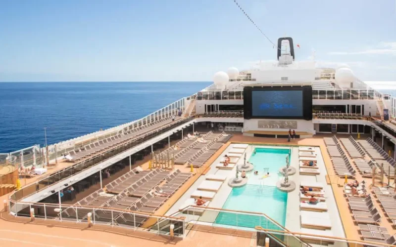 Бассейн на открытой палубе Лайнера MSC Meraviglia