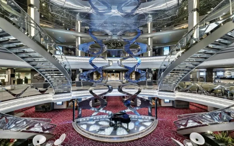 Центральный холл с лестницами Swarovski Лайнера MSC Meraviglia