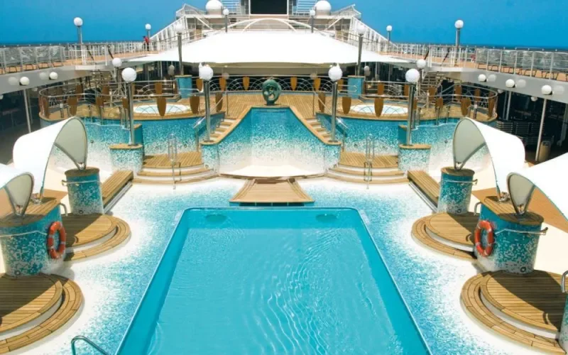 Бассейн на открытой палубе Лайнера MSC Musica