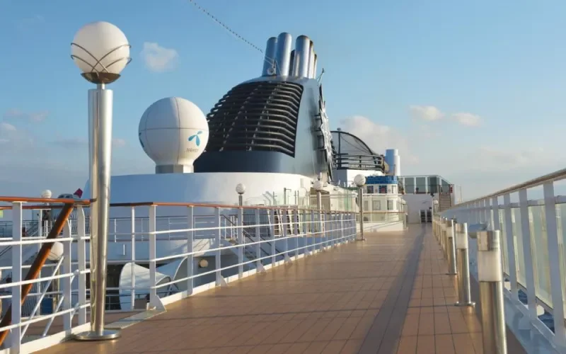 Открытая палуба для прогулок Лайнера MSC Musica