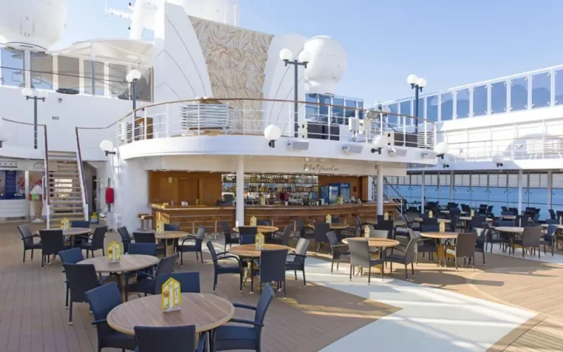 Бар Lo Spinnaker Pool Bar Лайнера MSC Opera