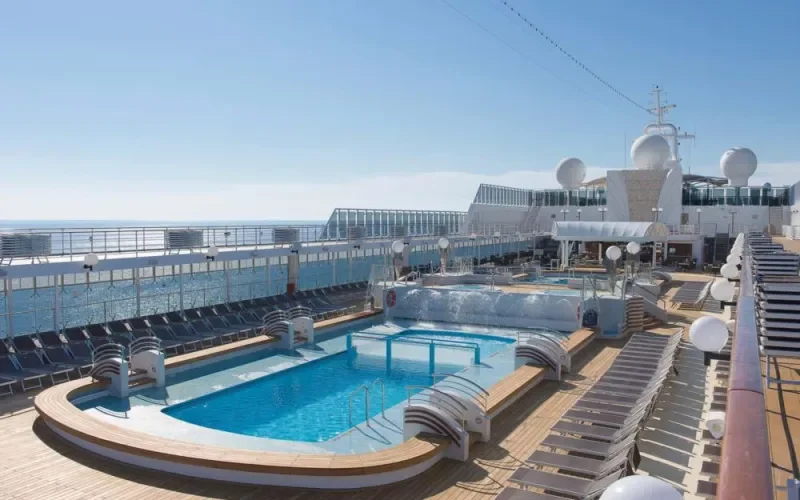 Бассейн на открытой палубе Лайнера MSC Opera