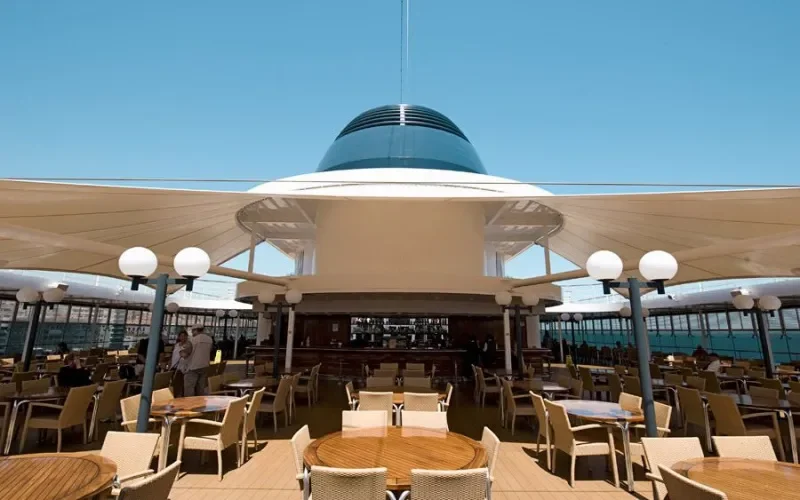Бар Lo Spinnaker Pool Bar Лайнера MSC Opera