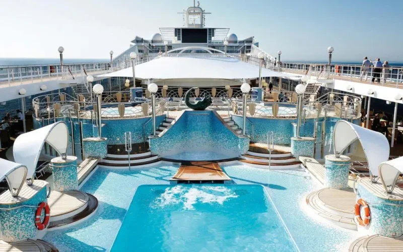 Бассейн на открытой палубе Лайнера MSC Poesia