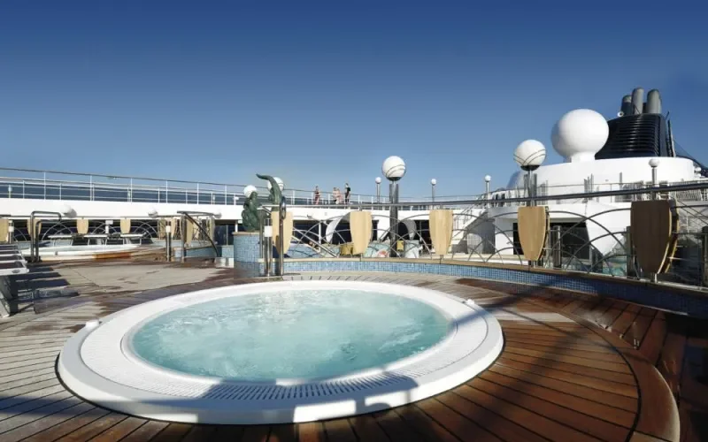 Джакузи на открытой палубе Лайнера MSC Poesia