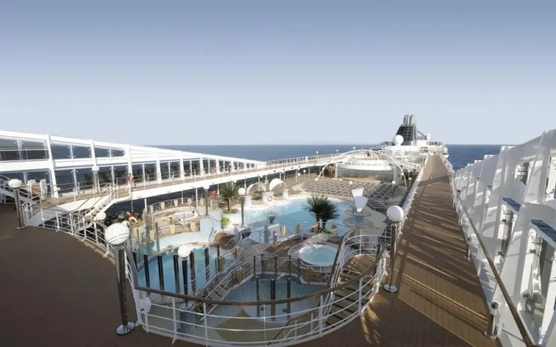 Открытая палуба для прогулок Лайнера MSC Poesia