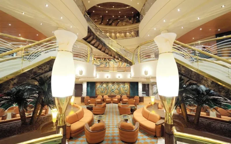Центральный холл Лайнера MSC Poesia