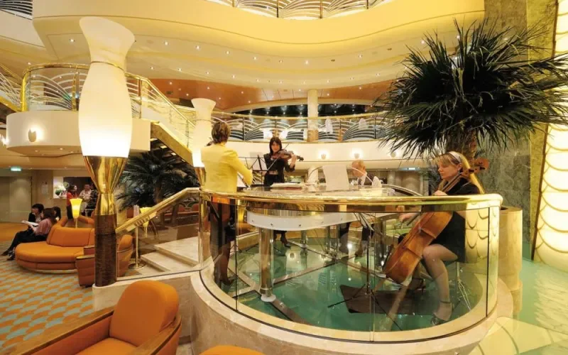 Центральный холл Лайнера MSC Poesia