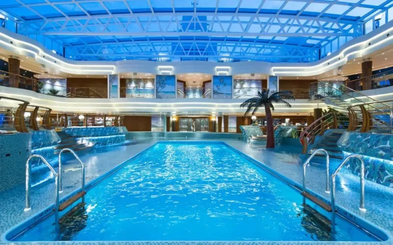 Бассейн и джакузи под раздвижной крышей Лайнера MSC Preziosa