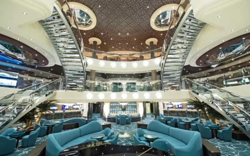 Центральный холл с лестницами Swarovski Лайнера MSC Preziosa