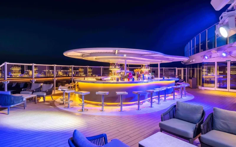 Бар на солнечной палубе Лайнера MSC Seashore