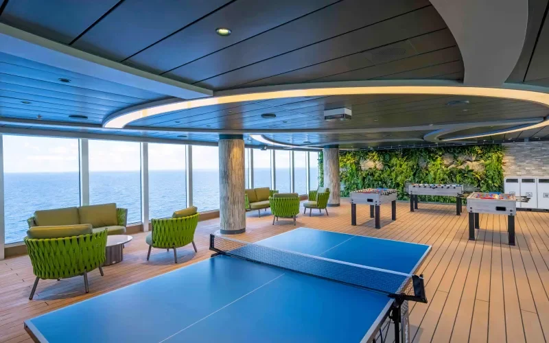 Лаундж у бассейна Лайнера MSC Seashore