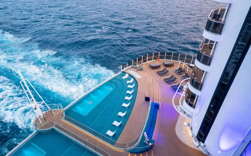 "Бескрайний" бассейн Лайнера MSC Seashore
