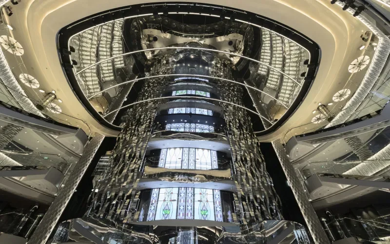Центральный холл с лестницами Swarovski Лайнера MSC Seaside