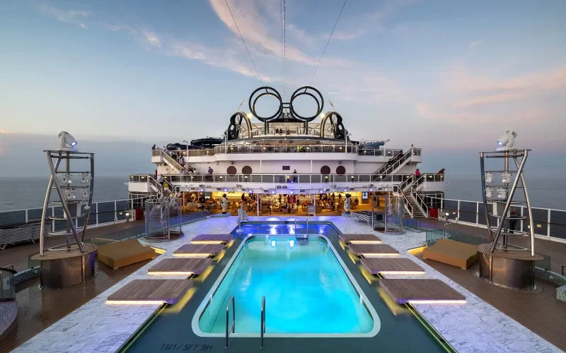 Бассейн на открытой палубе Лайнера MSC Seaview
