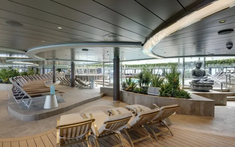Зона отдыха у бассейна Лайнера MSC Seaview