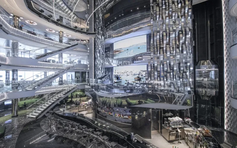 Центральный холл с лестницами Swarovski Лайнера MSC Seaview