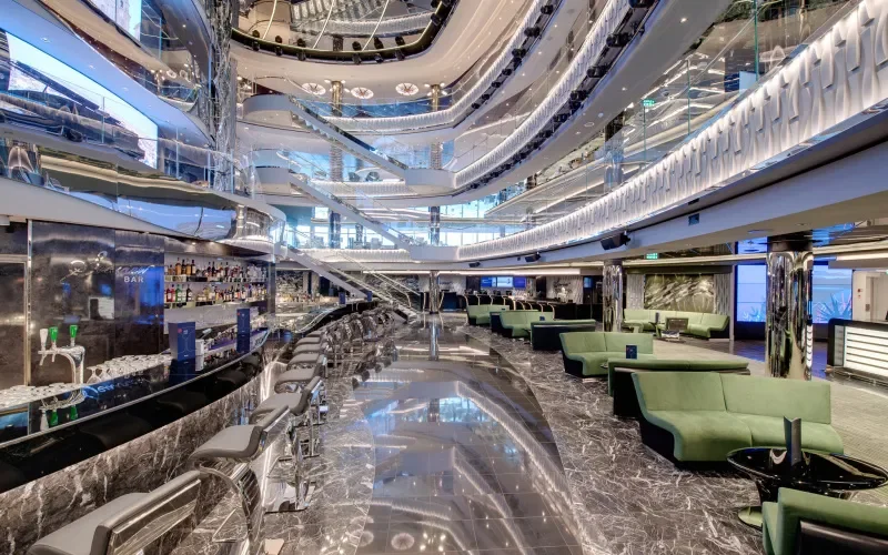 Центральный холл с лестницами Swarovski Лайнера MSC Seaview
