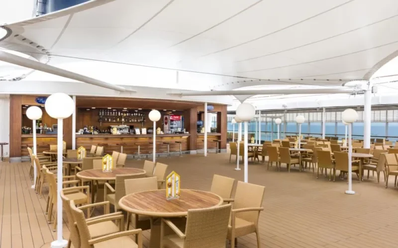 Кафе на открытой палубе Лайнера MSC Sinfonia