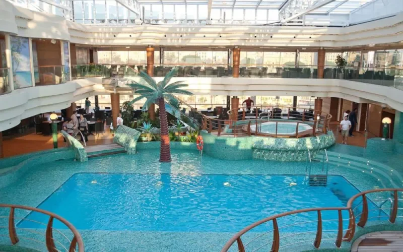 Бассейны и джакузи под раздвигающейся крышей Лайнера MSC Splendida